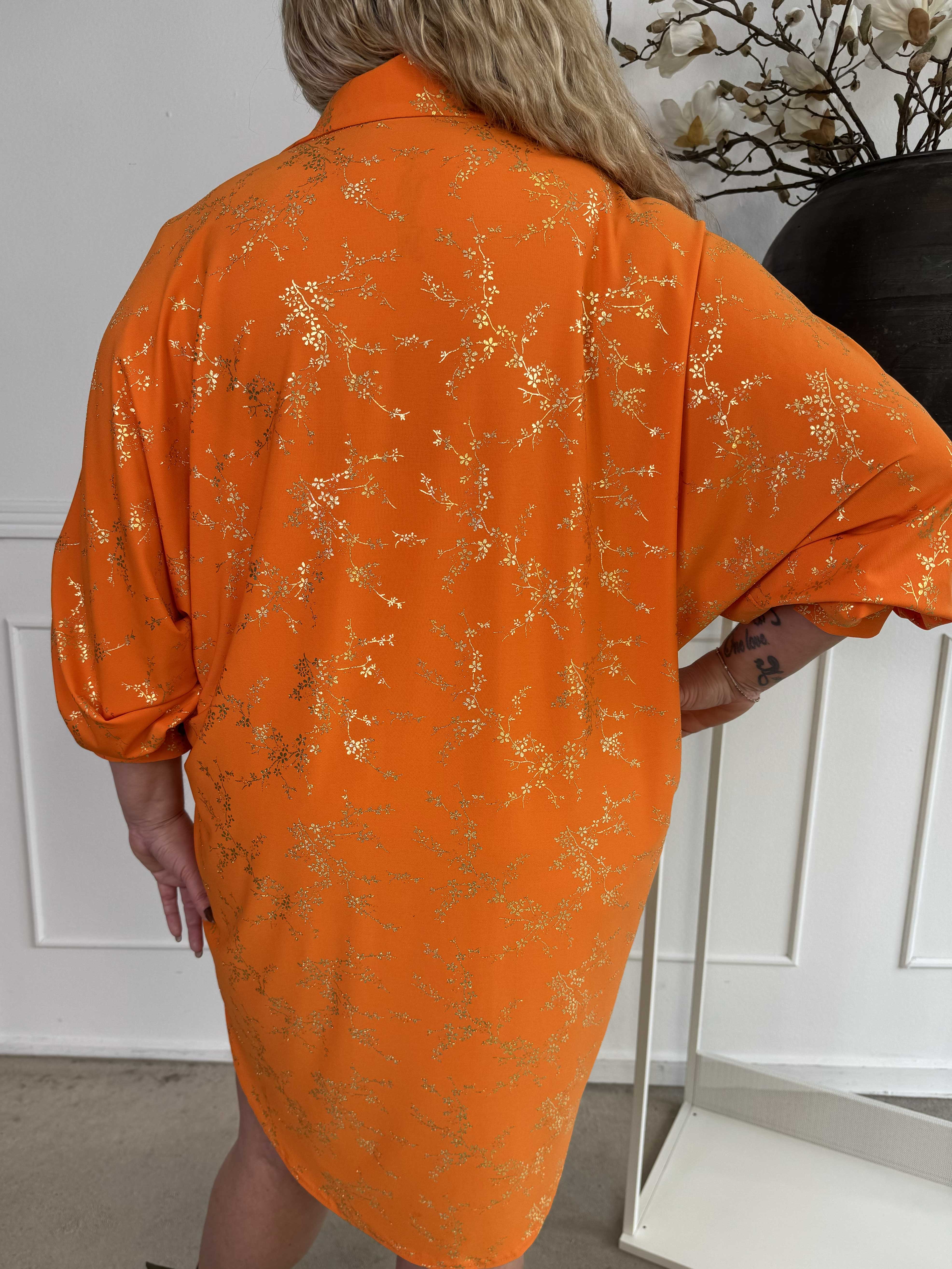 Mia Gold - Elastisk plus size skjortekjole med gulddetaljer